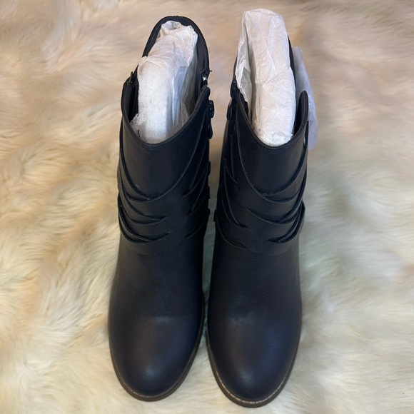 Journee Collection Women’s Strap Stacked Heeled Booties Sz11 - Picture 4 of 9